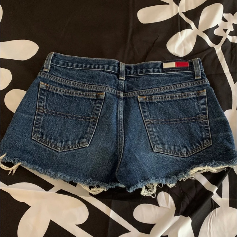 Size 7 vintage Tommy Hilfiger shorts in excellent condition!!